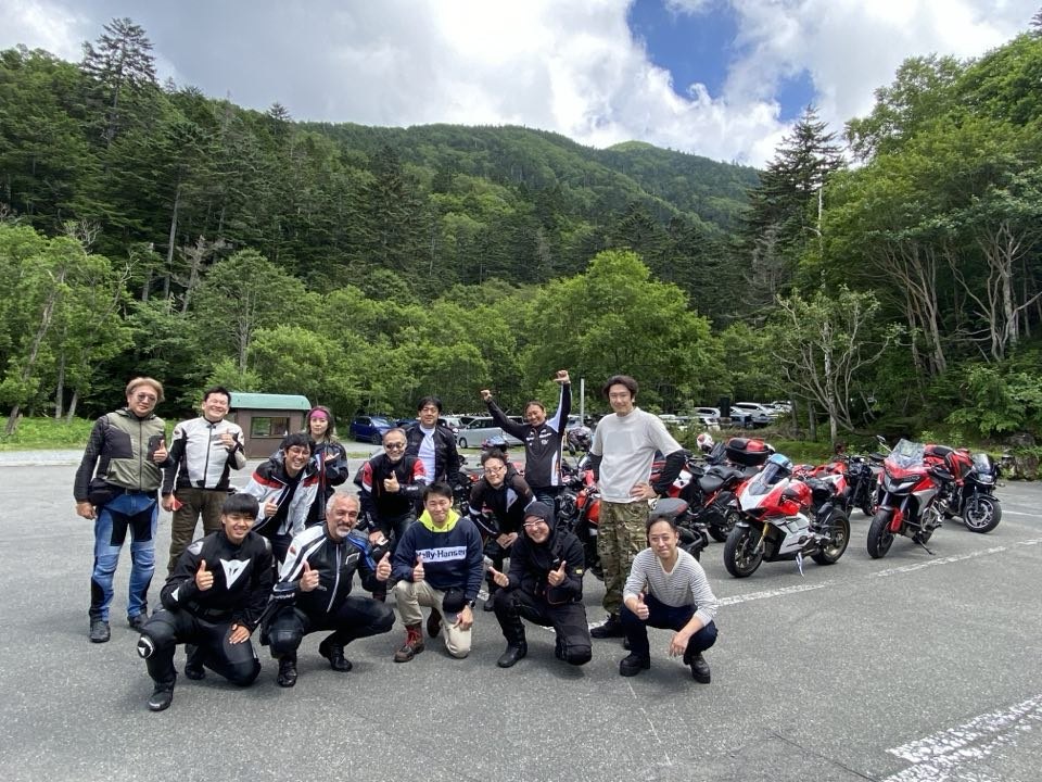 参加者と車輌の集合写真