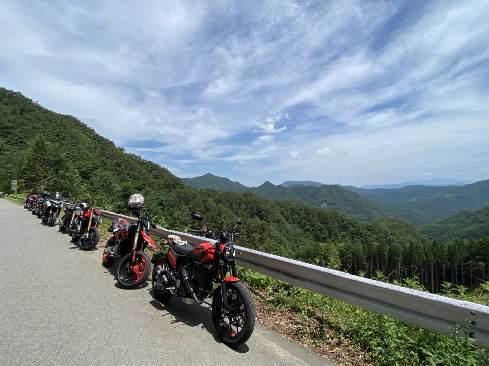 山あいの道で停車するドゥカティ
