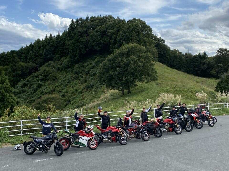 丘の上に並ぶ参加車輌