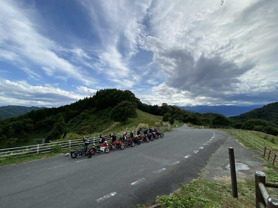 山あいの道を走るドゥカティの一団
