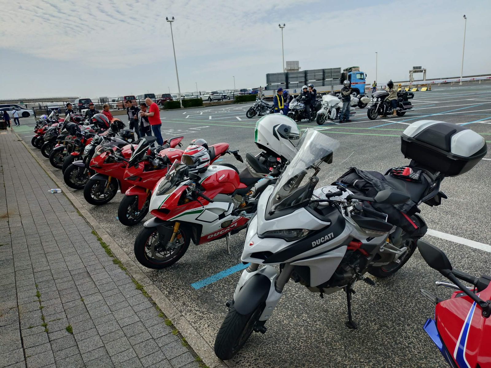 サービスエリアに集合した参加車輌