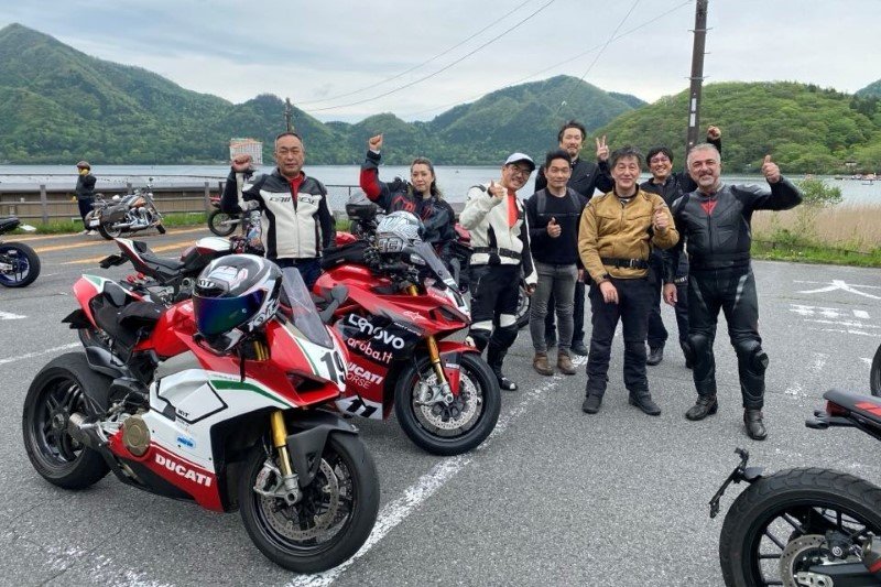 ツーリングの途中、湖畔で車輌と並ぶ参加者