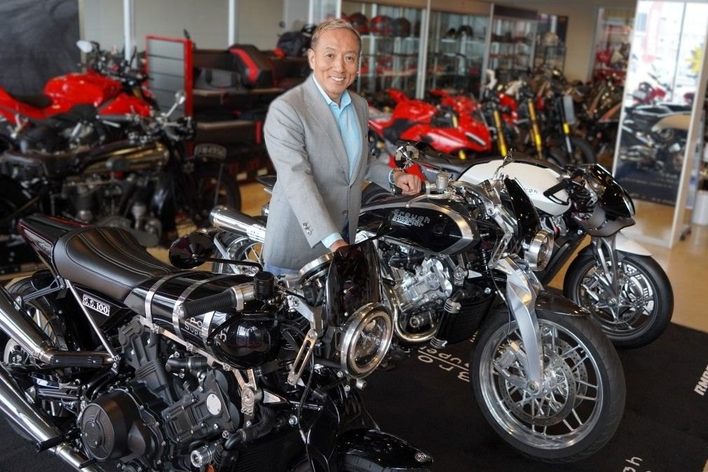 ブラフシューペリアの前に立つ代表の近藤 伸