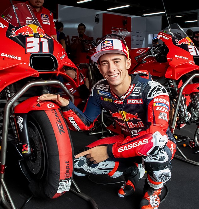 Capit のタイヤウォーマーを装着した MotoGP マシンとライダー