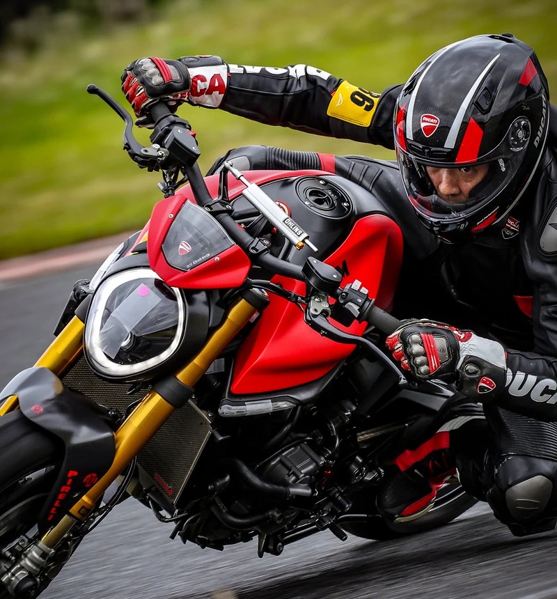 サーキットでドゥカティ モンスターを走らせるライダー