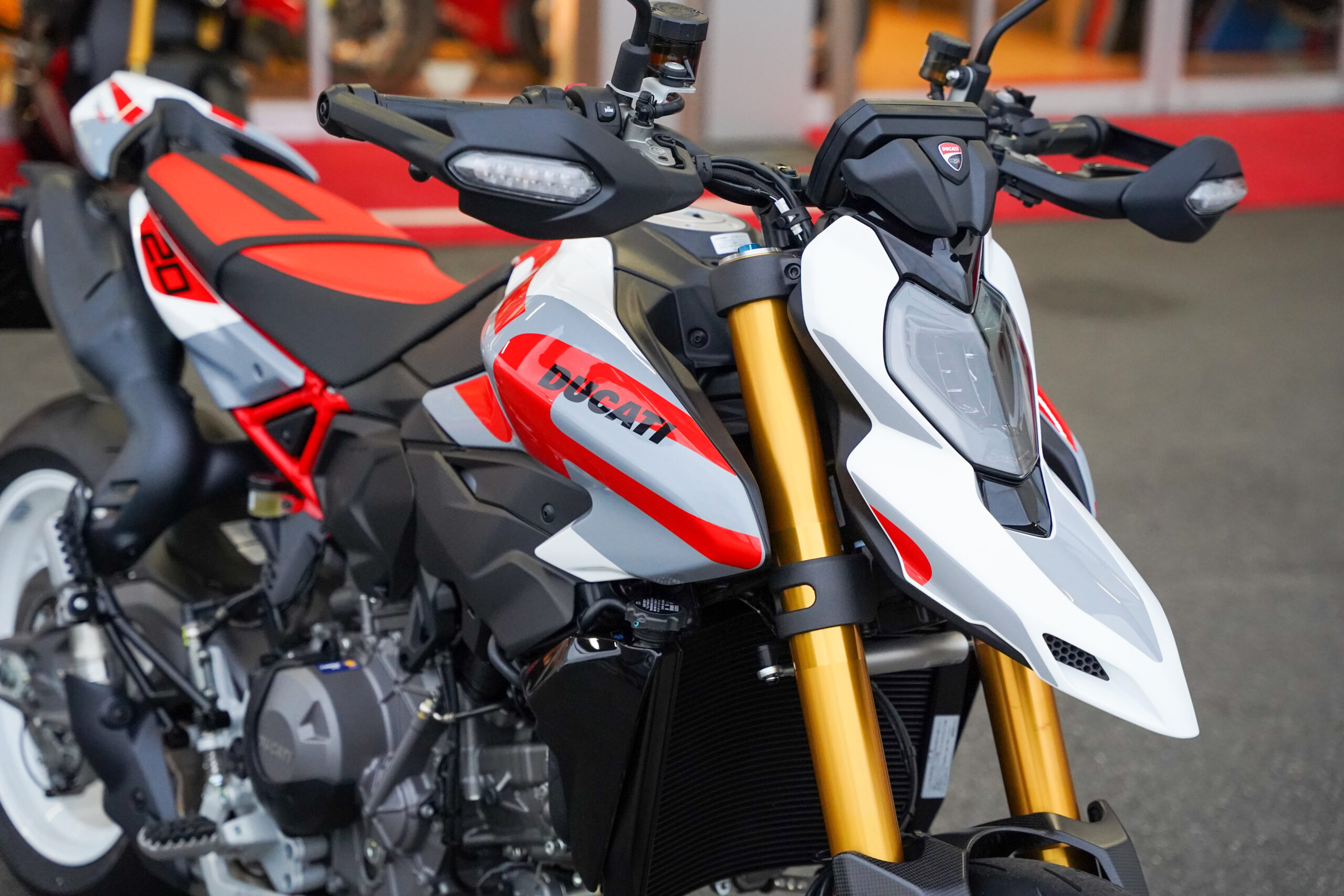 Hypermotard V2 SP カッコよすぎです